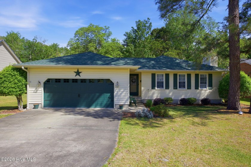 NOT IN FLOOD ZONE, Charming cottage-style ranch in the gated - Beach Home for sale in New Bern, North Carolina on Beachhouse.com