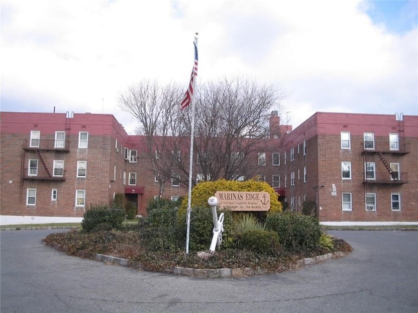 PRICED FOR IMMEDIATE CASH SALE!!!!  
Enjoy *Easy Breezy Beach - Beach Home for sale in New Rochelle, New York on Beachhouse.com