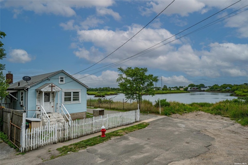 Waterfront cottage on cul-de-sac on Motts Creek. Property is - Beach Home for sale in Lawrence, New York on Beachhouse.com