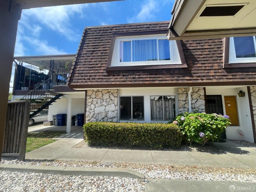 Seize the opportunity to own this stunning condo! Why rent when - Beach Townhome/Townhouse for sale in San Leandro, California on Beachhouse.com