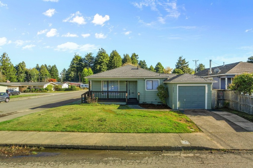 Walking distance to Sequoia Park and the skywalk, close to - Beach Home for sale in Eureka, California on Beachhouse.com