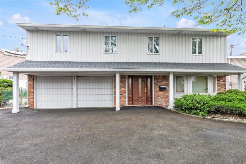 AMAZING SOUTH MERRICK WATERFRONT OPPORTUNITY! MINUTES AWAY FROM - Beach Home for sale in Merrick, New York on Beachhouse.com