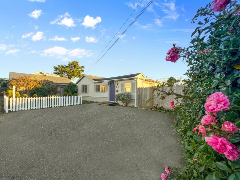 Charming 3-bedroom, 1-bathroom home with a fully fenced yard - Beach Home for sale in Eureka, California on Beachhouse.com