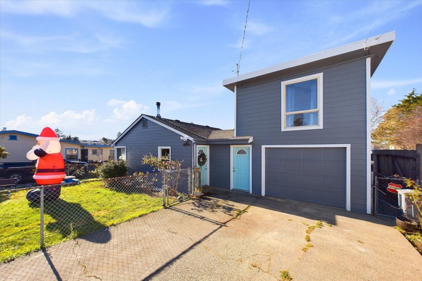 This 3 bed 2 bath home features 2 bedrooms and 1 bath on the - Beach Home for sale in Eureka, California on Beachhouse.com