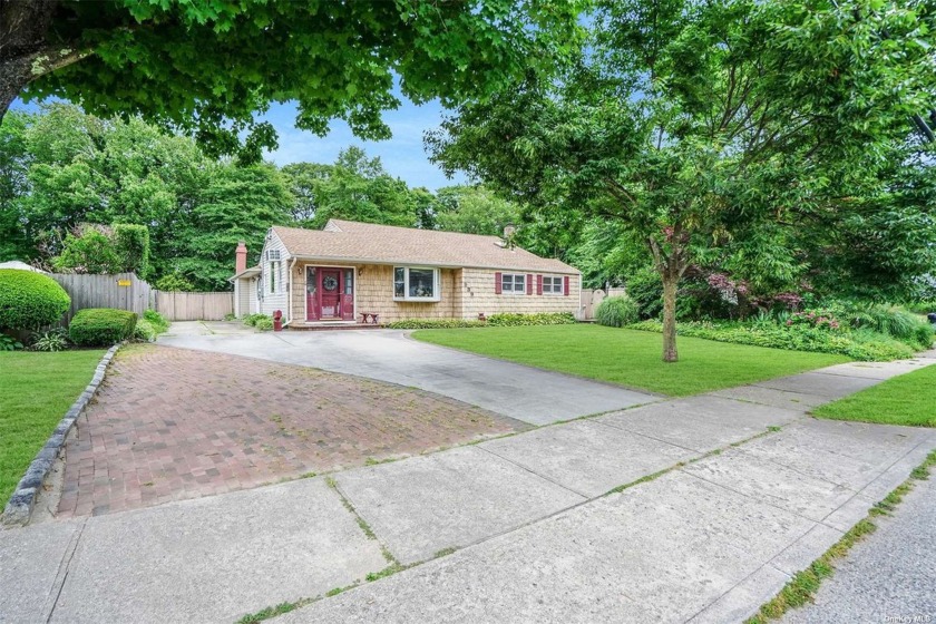 Welcome to this expanded and meticulously maintained split ranch - Beach Home for sale in Bay Shore, New York on Beachhouse.com