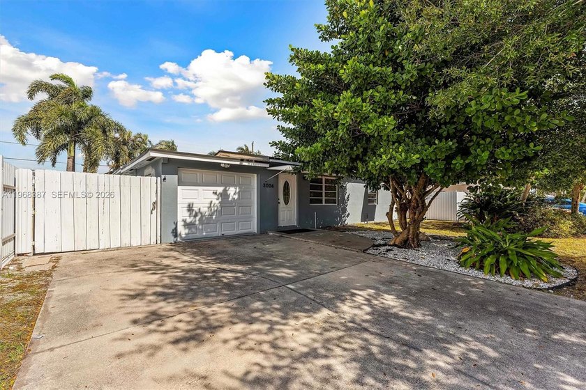 Beautifully renovated 3-bedroom, 2-bath home with NO HOA - Beach Home for sale in Lake Worth, Florida on Beachhouse.com