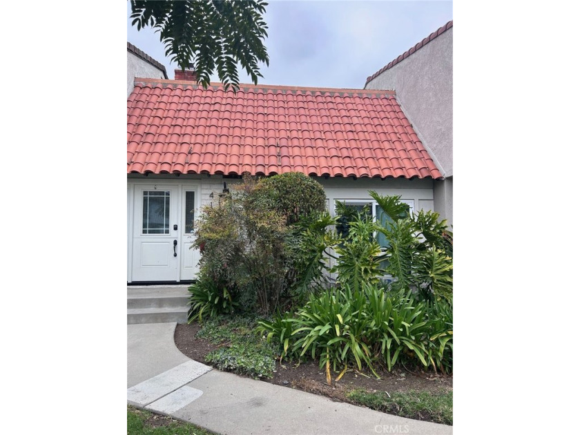 This light and bright 3 bedroom and 3 full bath  home is - Beach Townhome/Townhouse for sale in Newport Beach, California on Beachhouse.com