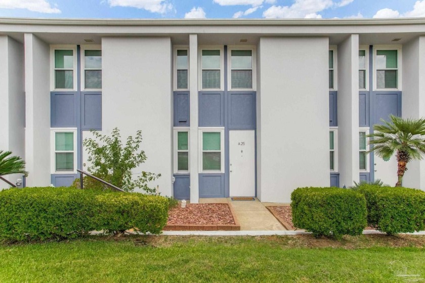 Turnkey townhouse in Gulf Breeze Proper! This fully furnished - Beach Home for sale in Gulf Breeze, Florida on Beachhouse.com