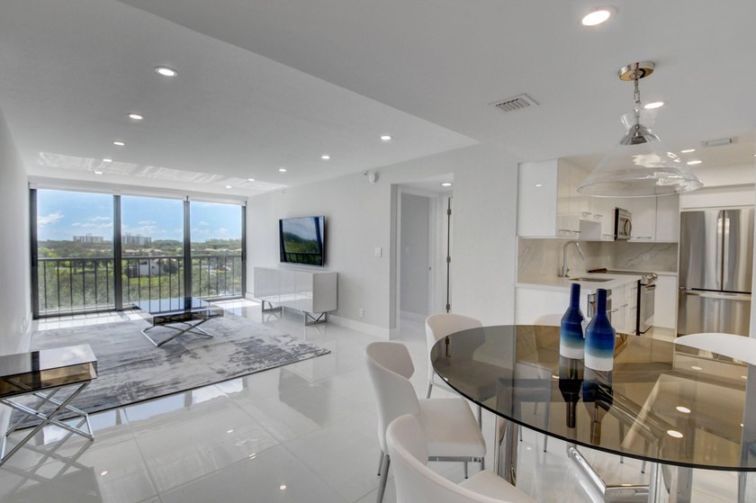 This expanded 2-bedroom, 2-bathroom Lakewood condo was renovated - Beach Condo for sale in Boca Raton, Florida on Beachhouse.com