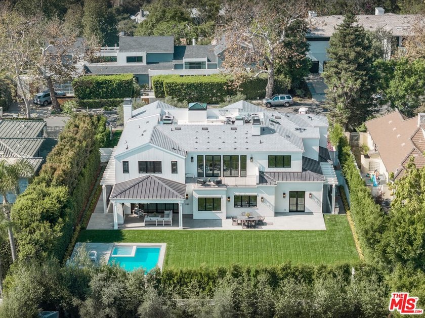 Set in the exclusive Riviera neighborhood of Pacific Palisades - Beach Home for sale in Pacific Palisades, California on Beachhouse.com
