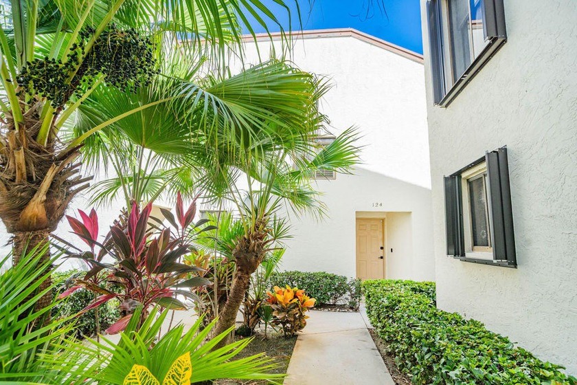 Comfort and convenience in downtown Staurt! This 2 bed, 3 bath - Beach Townhome/Townhouse for sale in Stuart, Florida on Beachhouse.com