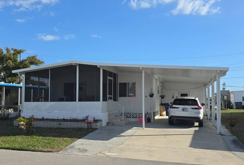 A Wonderful Home in an Unbeatable Location!  Whether you're - Beach Home for sale in Nokomis, Florida on Beachhouse.com