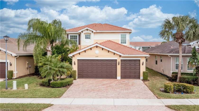 Stylish 4 bed home with 3 car garage  serene lake views in - Beach Home for sale in Naples, Florida on Beachhouse.com