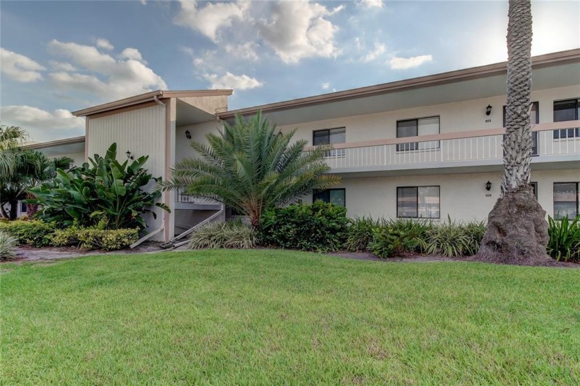 * * BEAUTIFUL CONDO OVERLOOKING THE POND * * Pet Friendly - Beach Condo for sale in Oldsmar, Florida on Beachhouse.com
