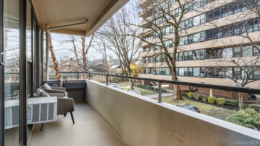 Welcome to this beautifully renovated two-bedroom residence in - Beach Home for sale in Beechhurst, New York on Beachhouse.com