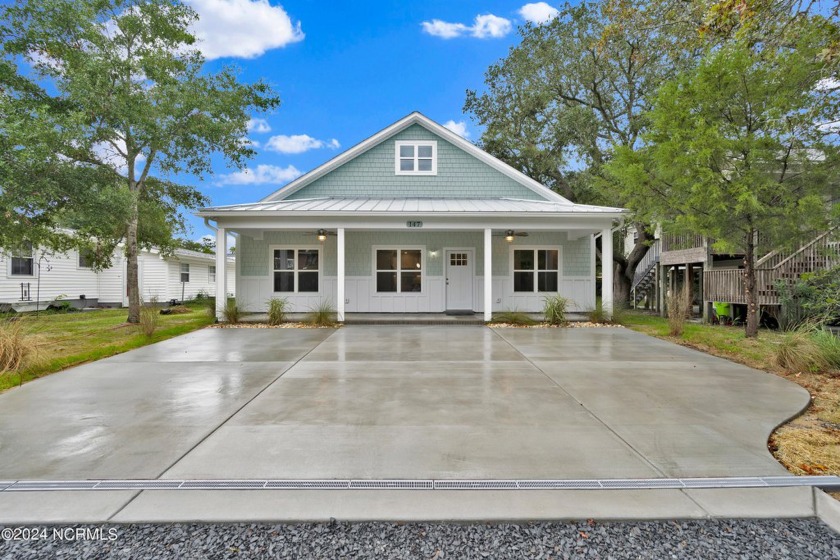 MAJOR PRICE IMPROVEMENT! Welcome to your coastal oasis! This - Beach Home for sale in Oak Island, North Carolina on Beachhouse.com