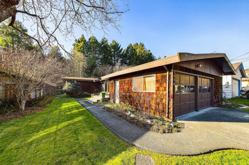 When you walk in the door you'll be greeted with an open living - Beach Home for sale in Eureka, California on Beachhouse.com