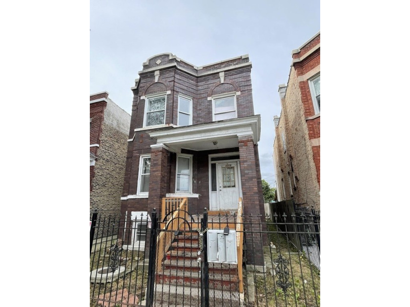 SOLID BRICK 2 UNIT BUILDING WITH FULL BASEMENT.VINYL REPLACED - Beach Home for sale in Chicago, Illinois on Beachhouse.com