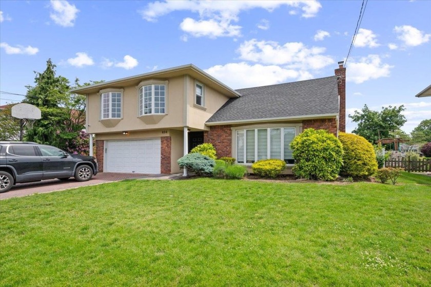 Stunning Multi-Level Home with Breathtaking Water Views

Welcome - Beach Home for sale in Woodmere, New York on Beachhouse.com