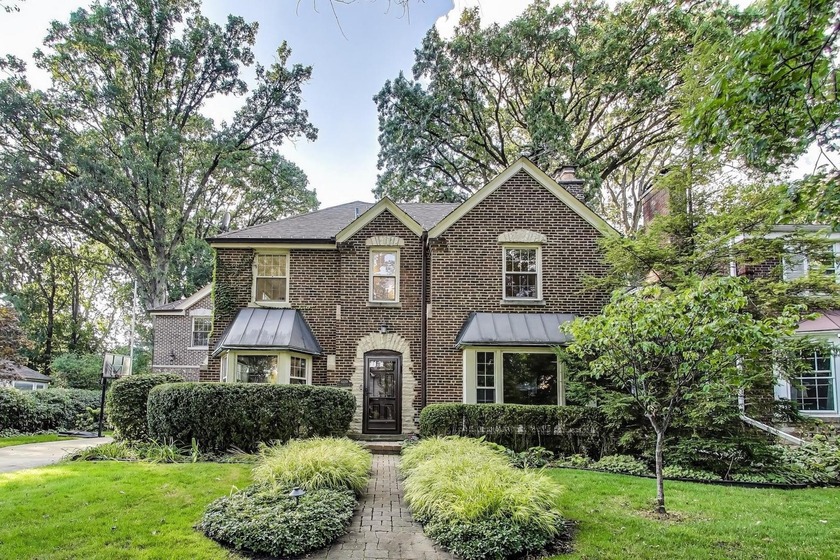 This stately brick Colonial makes a lasting impression on a - Beach Home for sale in Chicago, Illinois on Beachhouse.com