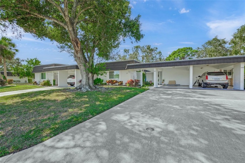 Exceptional 2BR/2BA Villa in Glen Oaks Ridge Village (55+ - Beach Home for sale in Sarasota, Florida on Beachhouse.com