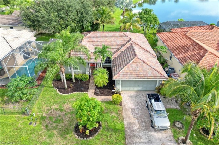 Welcome to your home with NEW ROOF 2020 & New A/C! From the - Beach Home for sale in Naples, Florida on Beachhouse.com
