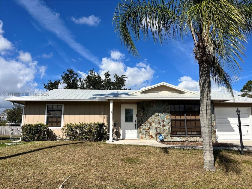 GREAT OPPORTUNITY TO OWN THIS CHARMING STARTER HOME IN CASHMERE - Beach Home for sale in Port Saint Lucie, Florida on Beachhouse.com