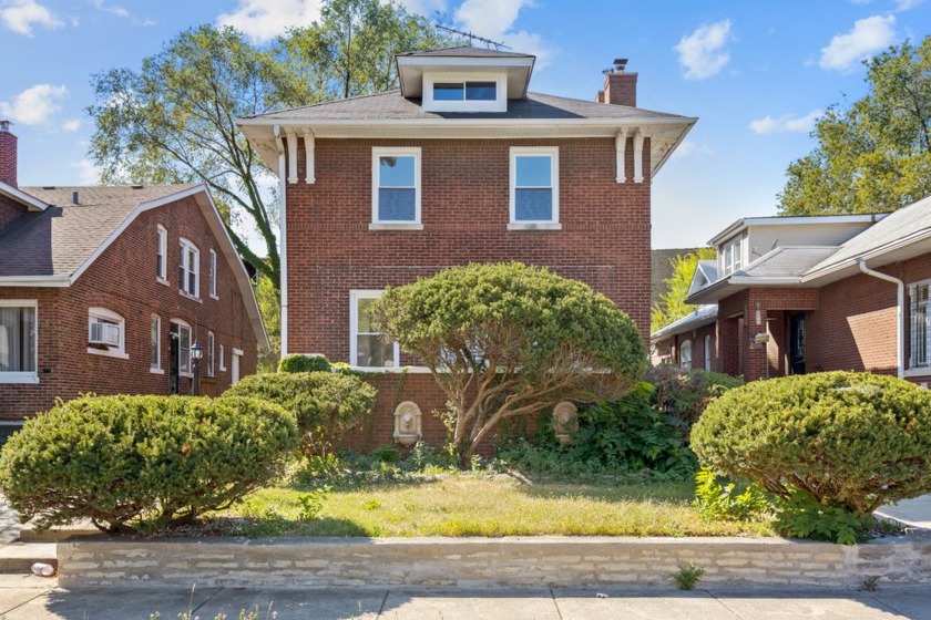 Welcome home to this stately and nicely updated 4-bed, 1.5-bath - Beach Home for sale in Chicago, Illinois on Beachhouse.com