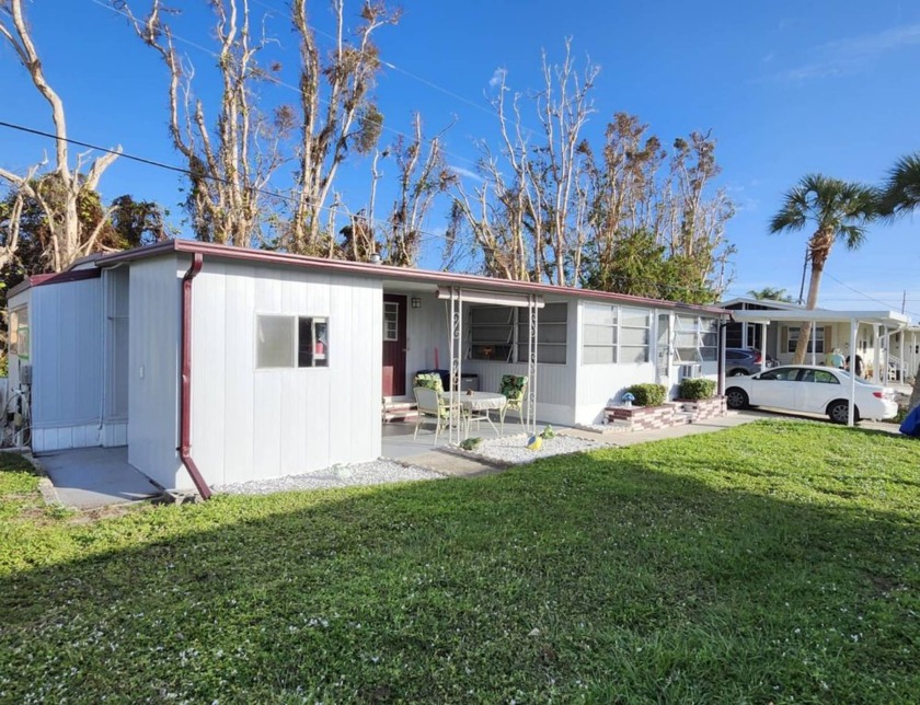 Located just 2 miles to gorgeous Nokomis Beach is this move-in - Beach Home for sale in Nokomis, Florida on Beachhouse.com