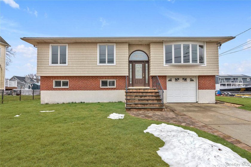 Attention All Boat Lovers!!! The One You've Been Waiting For - Beach Home for sale in Seaford, New York on Beachhouse.com