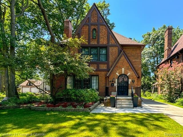 Welcome to this elegant 5-bedroom, 4.5-bathroom home in the - Beach Home for sale in Detroit, Michigan on Beachhouse.com