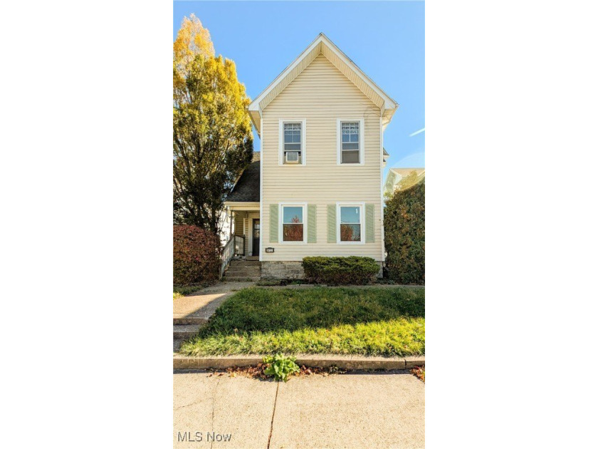 Endless potential in this charming Sandusky duplex! Each - Beach Home for sale in Sandusky, Ohio on Beachhouse.com