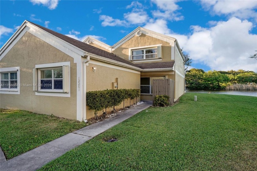 Welcome to this charming TH, offering comfort and convenience in - Beach Townhome/Townhouse for sale in Pembroke Pines, Florida on Beachhouse.com