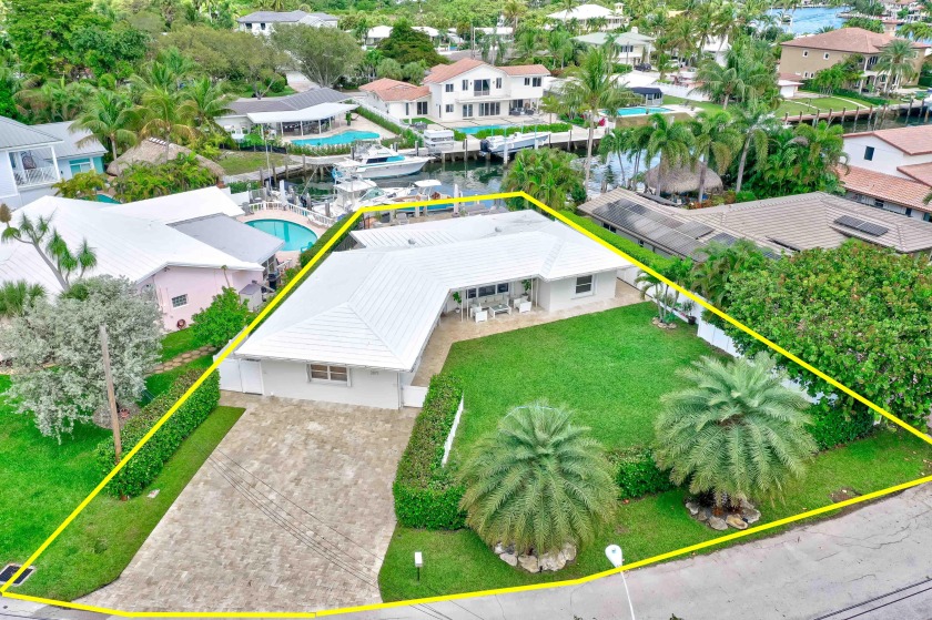 8 MINS TO OCEAN...Move right in to the simple waterfront - Beach Home for sale in Pompano Beach, Florida on Beachhouse.com