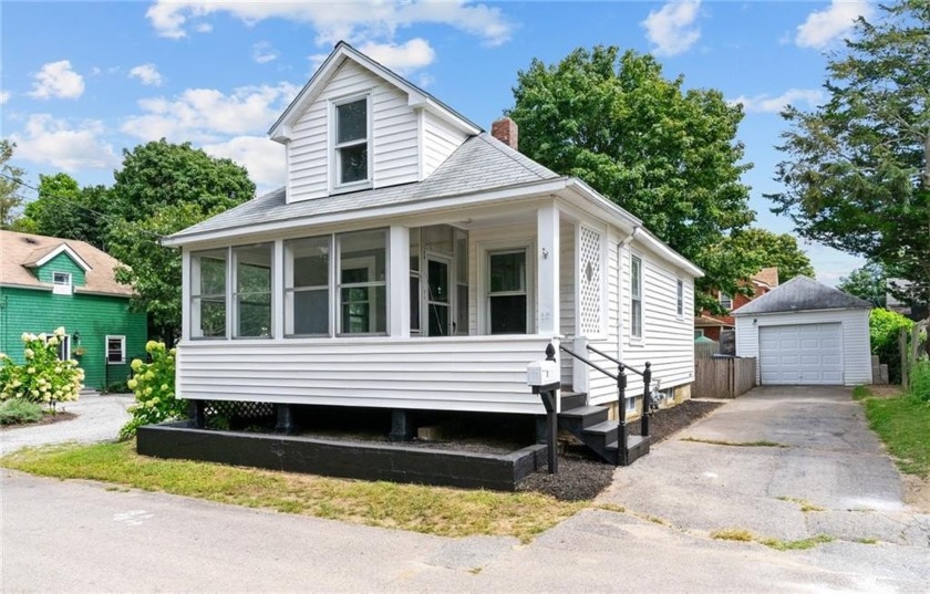 3 bed, 1 bath beach bungalow nicely updated. Freshly painted - Beach Home for sale in Warwick, Rhode Island on Beachhouse.com