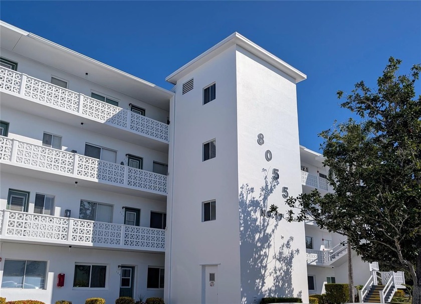 Welcome to easy, resort-style living in this well-maintained 55+ - Beach Condo for sale in Seminole, Florida on Beachhouse.com