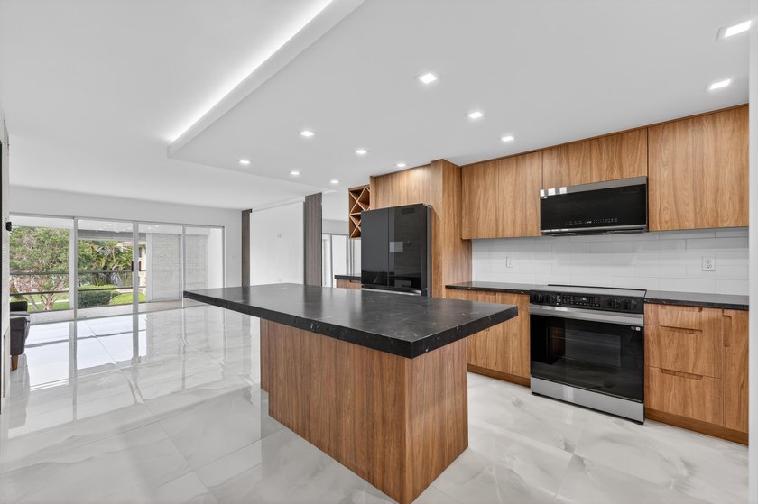 Completely renovated 2BR/2BA second-floor corner unit in - Beach Condo for sale in Lighthouse Point, Florida on Beachhouse.com