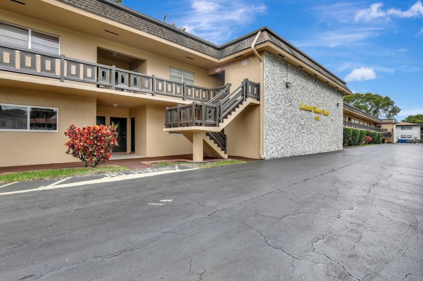 This large 2-bedroom, 2-bathroom condo offers a fantastic layout - Beach Condo for sale in Sunrise, Florida on Beachhouse.com