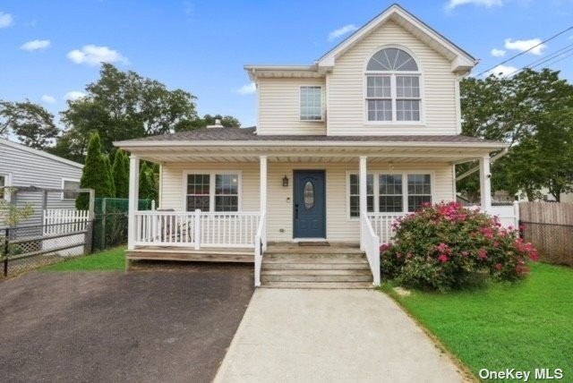 Welcome to 29 Edgewater Drive in Mastic Beach! This charming - Beach Home for sale in Mastic Beach, New York on Beachhouse.com