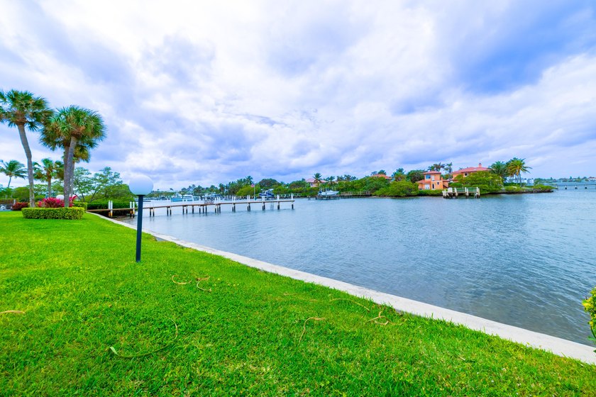 Direct Intracoastal townhouse -This beautifully renovated - Beach Townhome/Townhouse for sale in Palm Beach, Florida on Beachhouse.com
