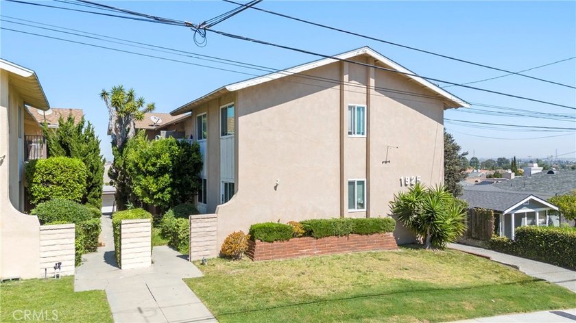 Exceptional investment opportunity in the highly desirable North - Beach Townhome/Townhouse for sale in Redondo Beach, California on Beachhouse.com