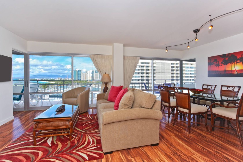 BEAUTIFUL Ilikai suite w Ocean, Marina & Sunset Views! Large - Beach Vacation Rentals in Honolulu, Hawaii on Beachhouse.com