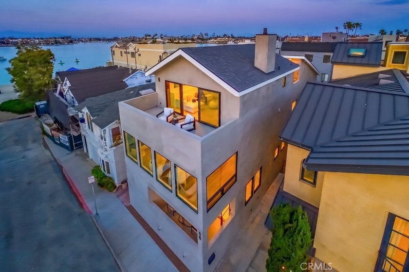 Perfectly positioned on the peninsula between the bay side and - Beach Home for sale in Long Beach, California on Beachhouse.com