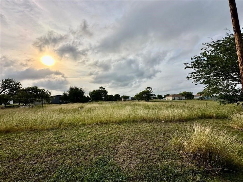 AMAZING LARGE LOT LOCATION IN BAYSIDE TX, THIS AMAZING LOT IS - Beach Lot for sale in Bayside, Texas on Beachhouse.com
