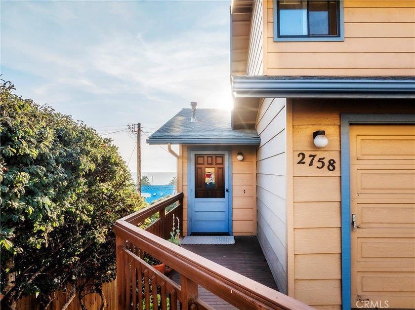 Step onto the nicely paved driveway and into a warm, inviting - Beach Home for sale in Cayucos, California on Beachhouse.com
