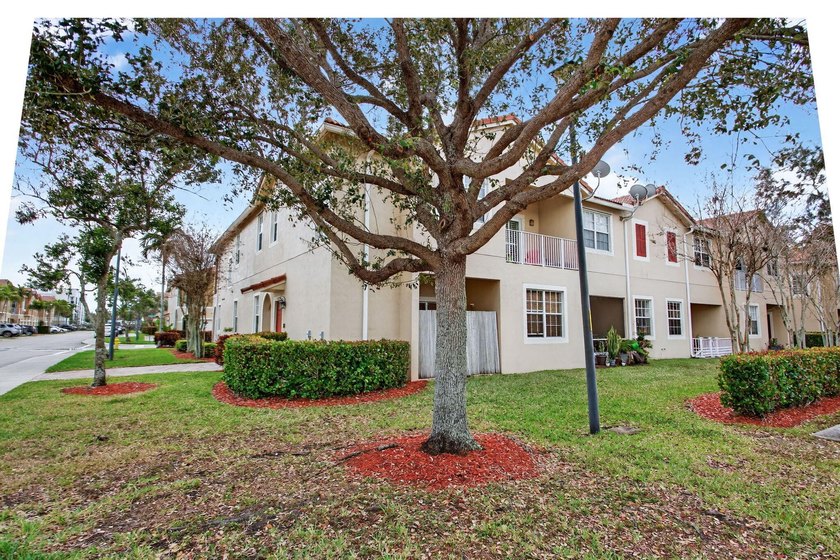 Welcome home to Paradise!Beautifully appointed 3 bedroom, 2 - Beach Townhome/Townhouse for sale in Tamarac, Florida on Beachhouse.com