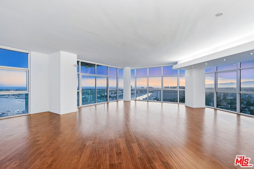 Welcome to the crown jewel of Marina Pointe Drive! An - Beach Condo for sale in Marina Del Rey, California on Beachhouse.com