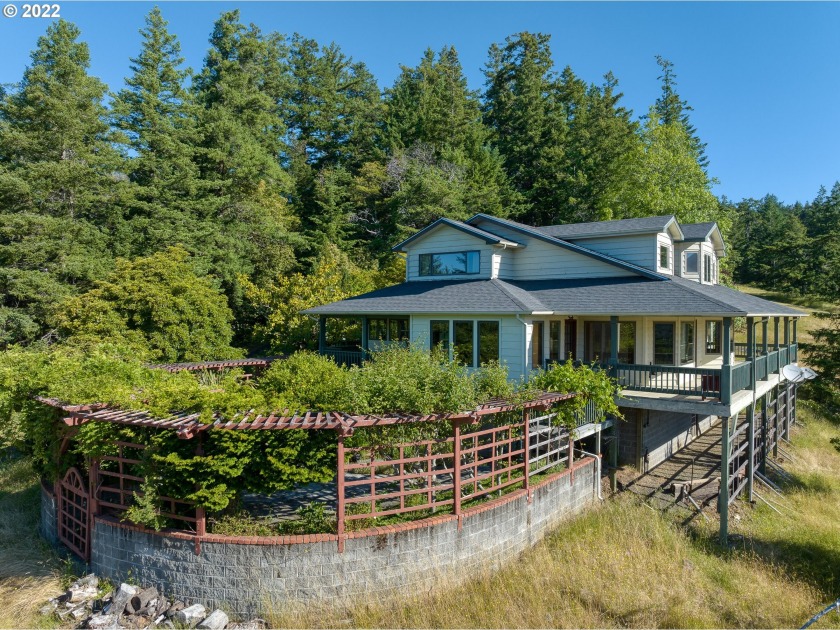 Custom built 3 bedroom, 2.5 bath home. Large master suite with - Beach Home for sale in Gold Beach, Oregon on Beachhouse.com