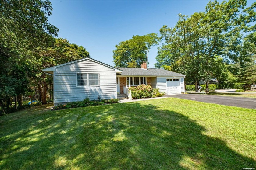 Well maintained traditional Hamptons Ranch on a quiet street - Beach Home for sale in Hampton Bays, New York on Beachhouse.com