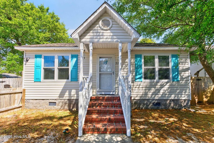 What a great find! This affordable, charming coastal home is - Beach Home for sale in Oak Island, North Carolina on Beachhouse.com